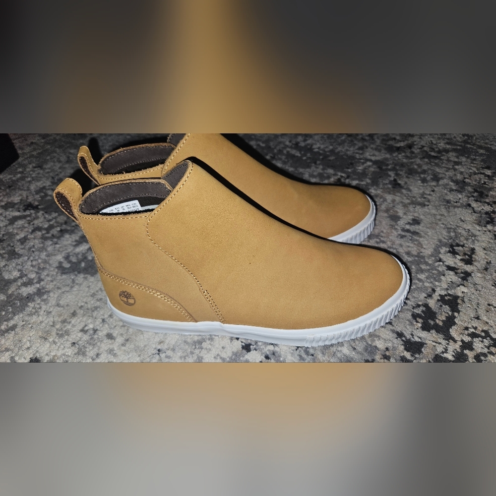 Timberland women boots NWOT